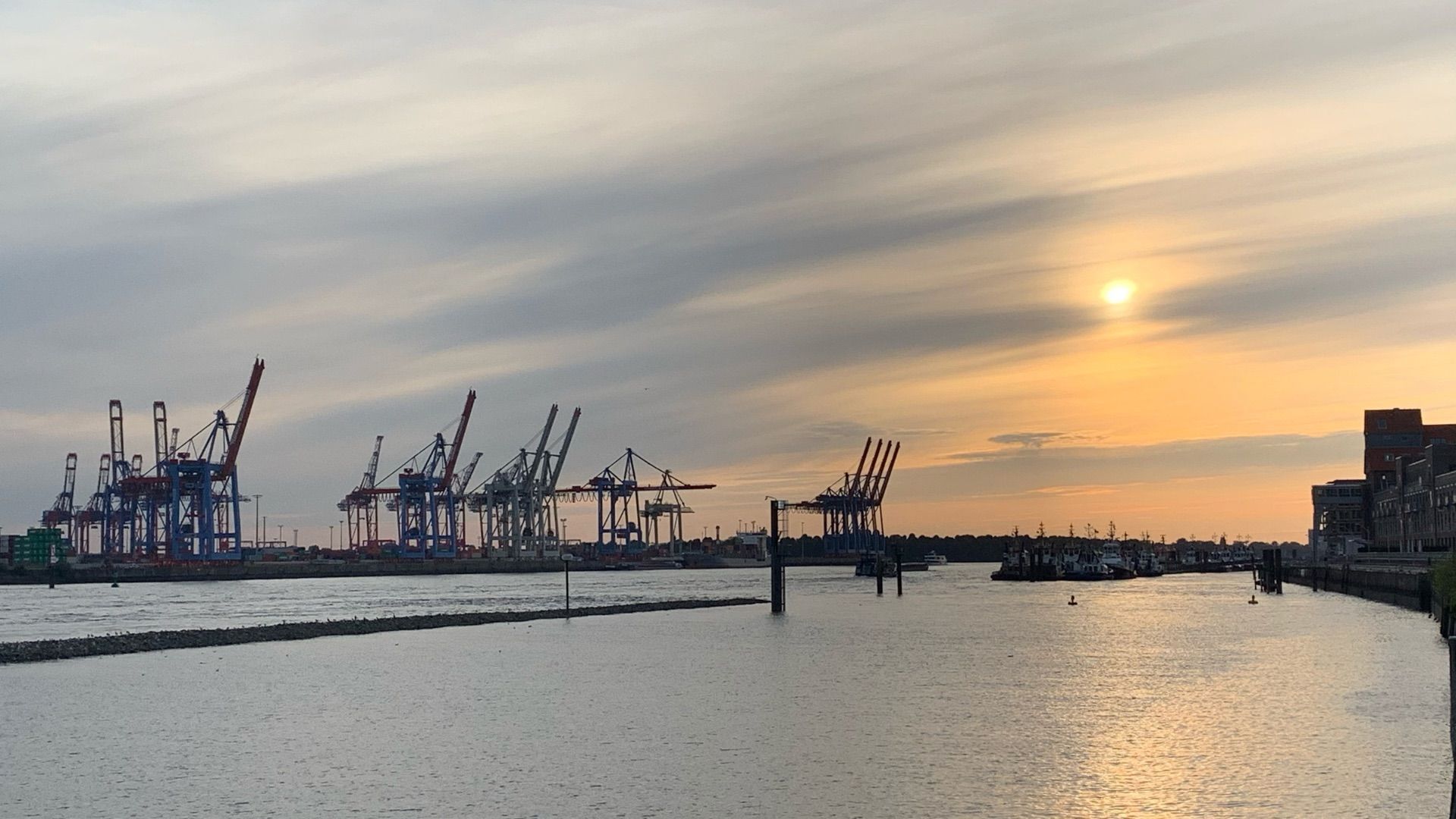 Sonnenuntergang am Hafen - Men's Retreat in Hamburg