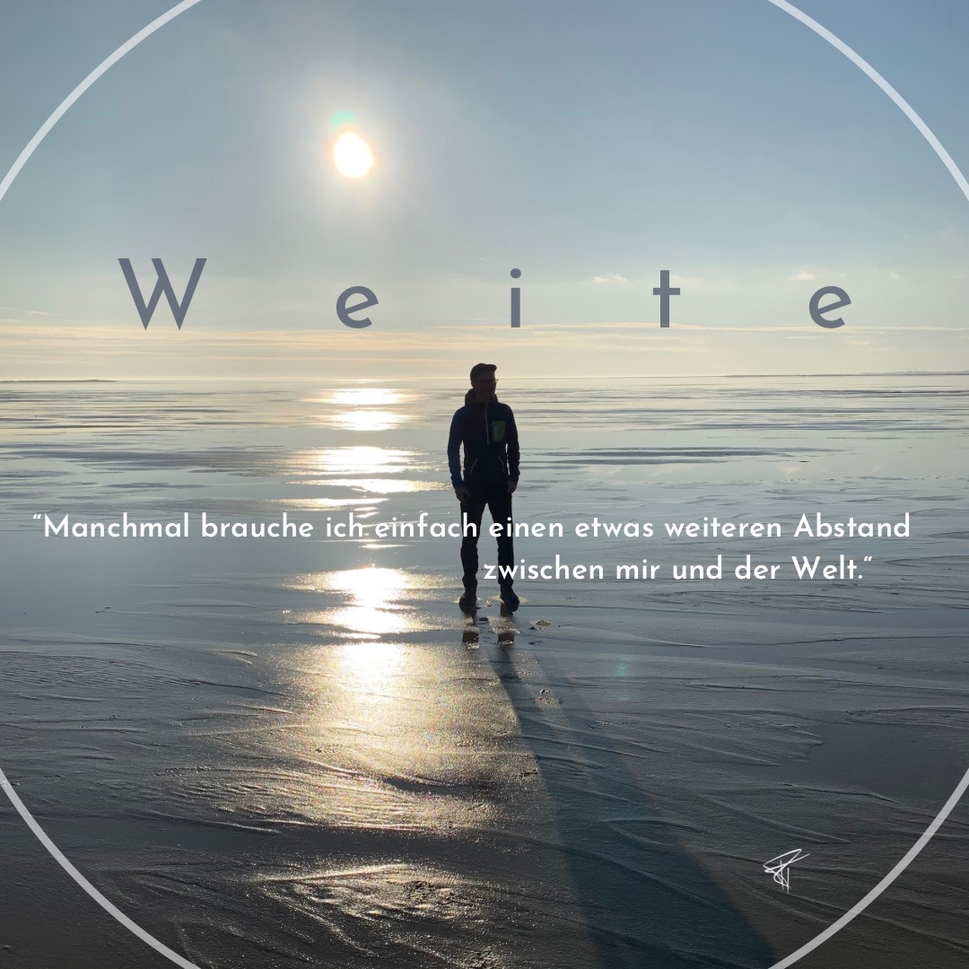 So sieht Weite aus - der Schattenriss eines Mannes am Meer im Gegenlicht - Impulse vom KlangWellenReiter