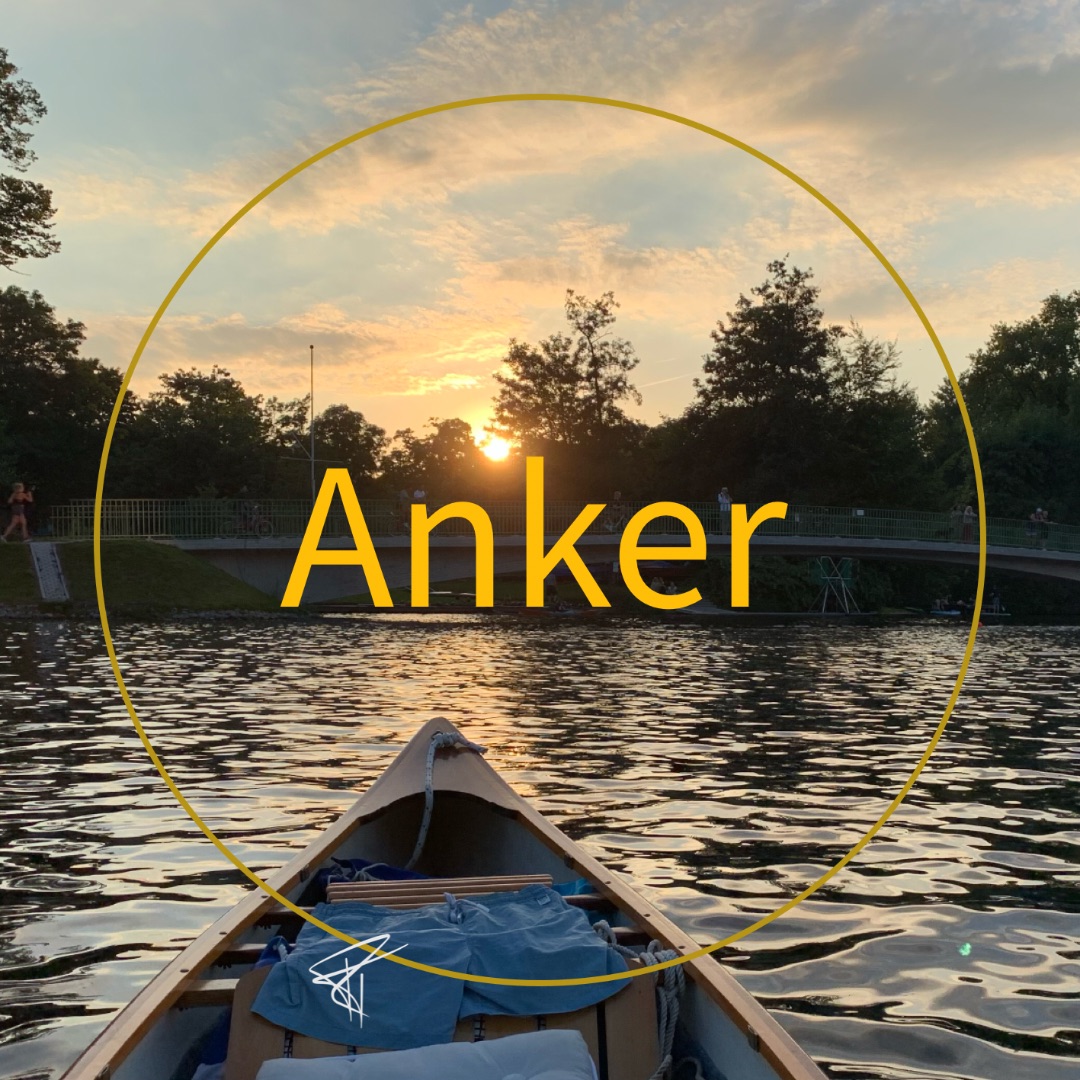 Im Kanu auf der Alster liegt eine hellblaue Badeshorts zum Trocknen, im Hintergrund geht die Sonne unter - Impulse von Ralf Tiedemann; Klang. Wort. Sinn.