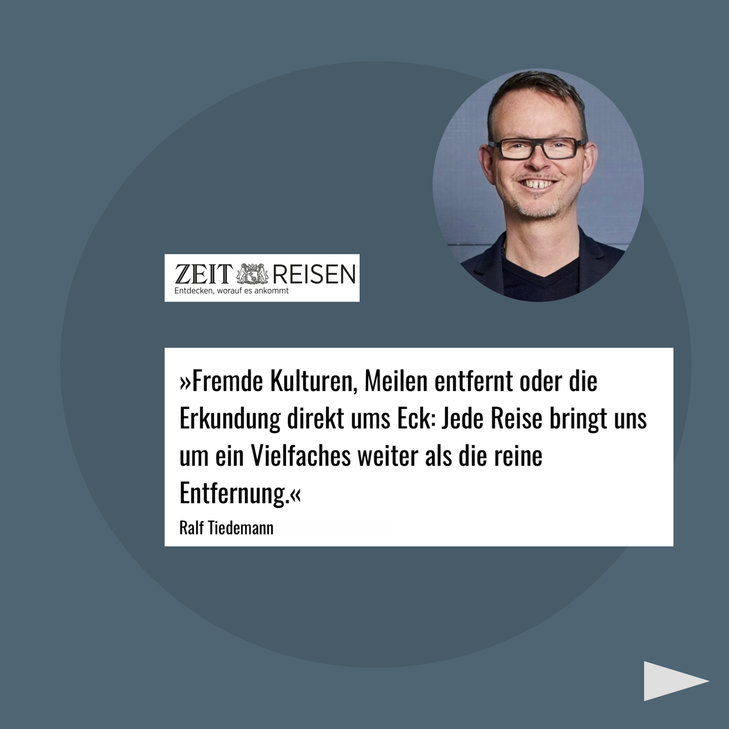 Porträtfoto von Ralf Tiedemann mit einem Reise-Zitat, Impuls von Klang. Wort. Sinn.