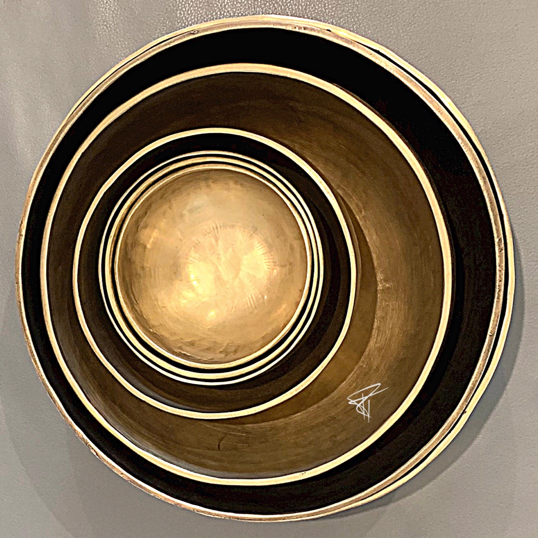 Kunstvolles Foto von ineinander gestellten goldenen Klangschalen. Impuls von Ralf Tiedemann - Klang. Wort. Sinn.