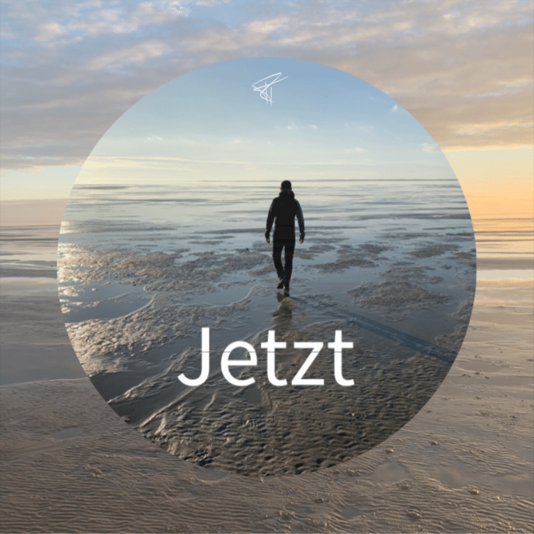 Mann spaziert auf Meeresboden vor endloser Weite in den Sonnenuntergang. Impulse von Ralf Tiedemann - Klang. Wort. Sinn.