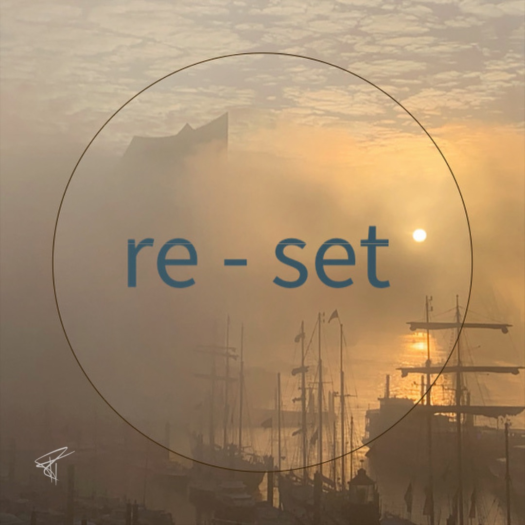 Das Wort reset vor einem spektakulären auf die Hamburger Elbphilharmonie bei Sonnenaufgang im Nebel. Impulse von Ralf Tiedemann - Klang. Wort. Sinn.