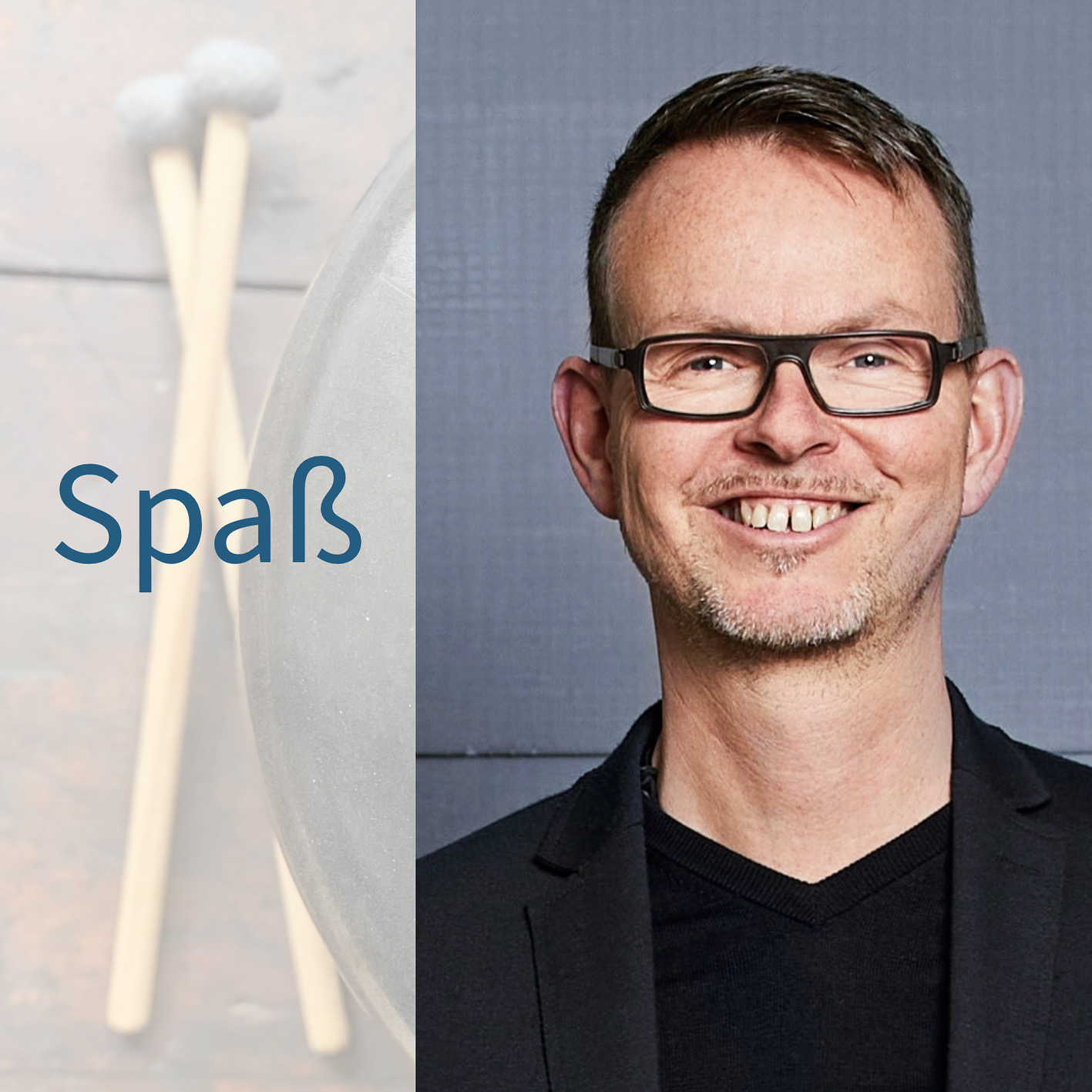 Ein strahlender Ralf Tiedemann, daneben das Wort „Spaß“