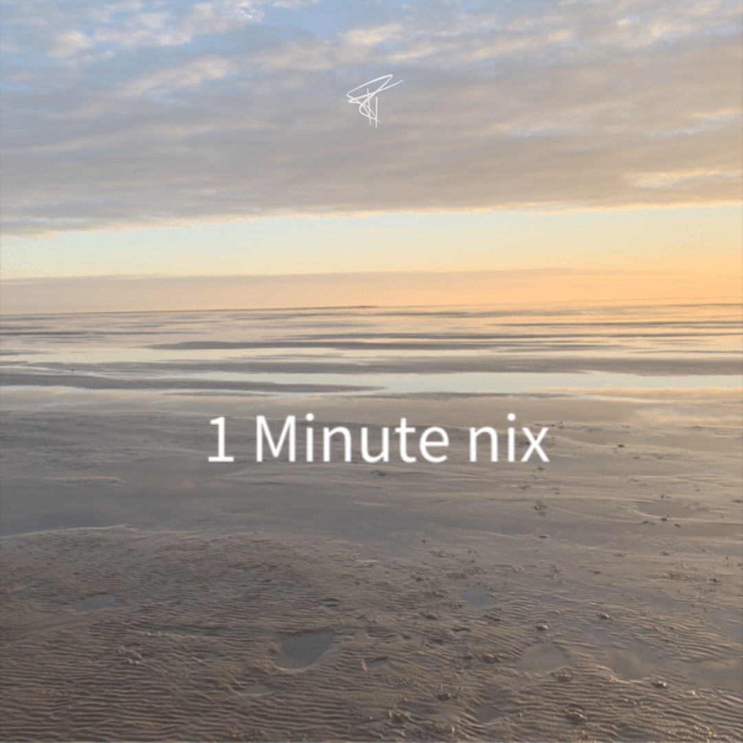 Die Worte „1 Minute nix“ vor weitere Strandlandschaft im Abendlicht - Impuls von Ralf Tiedemann; Klang. Wort. Sinn.