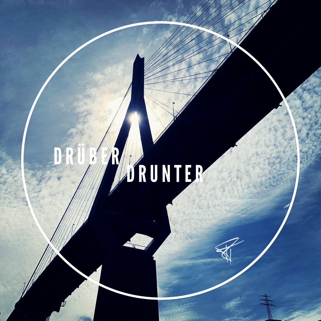 Blick von unten auf die Hamburger Köhlbrandbrücke im Gegenlicht. Impulse von Ralf Tiedemann - Klang. Wort. Sinn.