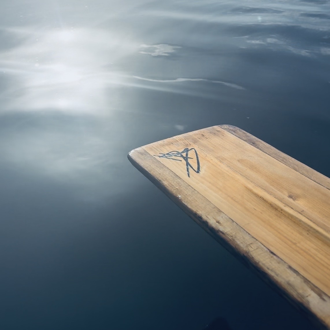 Ralf Tiedemann, Männer-Mentor und Gründer RESONANZ.MANN, genießt die Stille auf der Alster und meint: "Resonanz braucht Momente wie diesen."