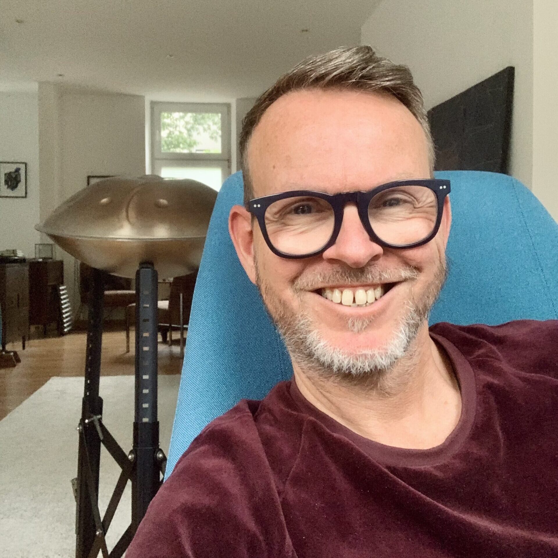 Ralf Tiedemann, Gründer von RESONANZ!MANN und Studio KlangWellenReiter freut sich aufs Musizieren mit seiner Handpan