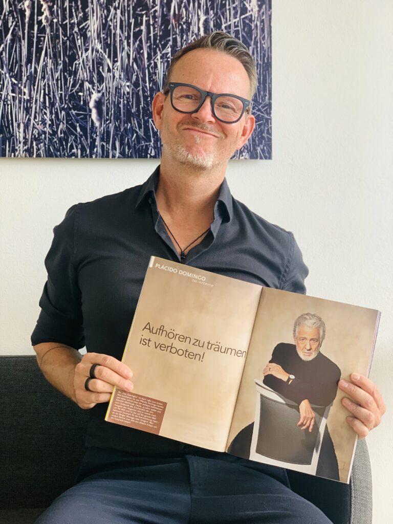 Männer-Mentor und Coach Ralf Tiedemann, ehemaliger Chefredakteur von DAS OPERNGLAS, freut sich über das Zitat von Titelkünstler Plácido Domingo: "Aufhören zu träumen ist verboten!"