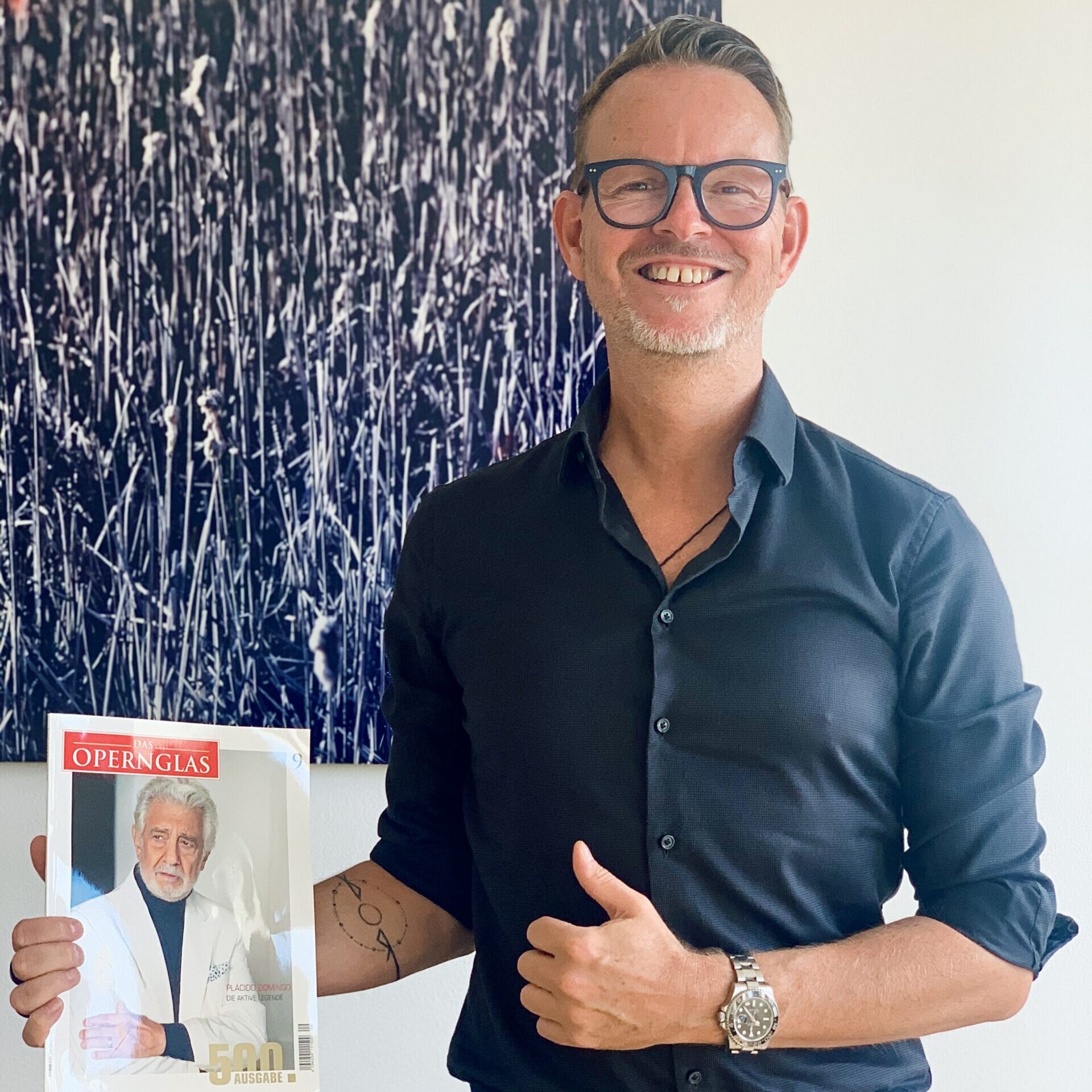 Männer-Mentor und Coach Ralf Tiedemann, ehemaliger Chefredakteur von DAS OPERNGLAS, freut sich mit seinen Ex-KollegInnen über die 500. Ausgabe