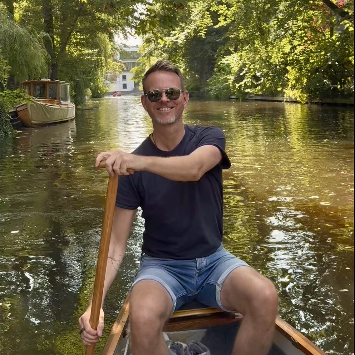 Ralf Tiedemann, Männer-Mentor & Coach, unterwegs mit dem Kanu auf der Alster